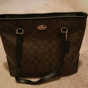 Coach small shoulder tote zip top